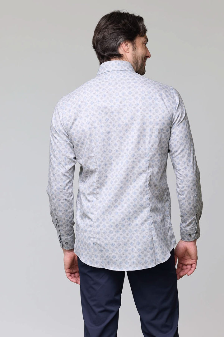 Dos d'une chemise sport à motif géométrique bleu pâle pour homme élégante en coton, coupe ajustée, col semi-rigide, boutons contrastants.