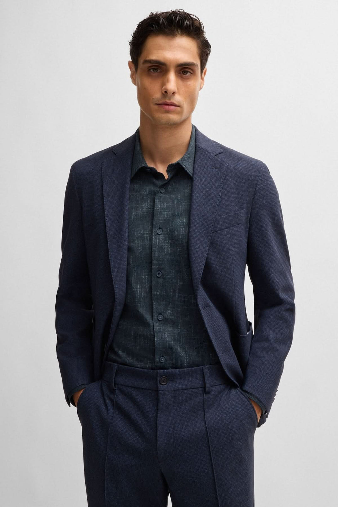 Homme en costume avec une chemise tissu extensible BOSS, look moderne et élégant, style contemporain.