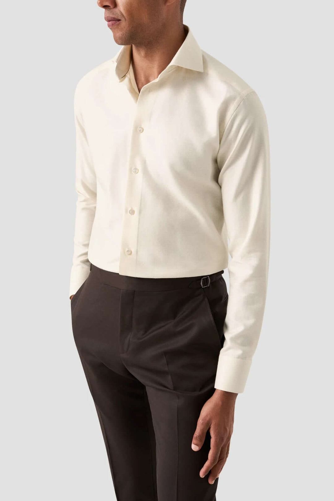 Chemise unie en coton beige avec col classique, parfaite pour des occasions soignées et décontractées.