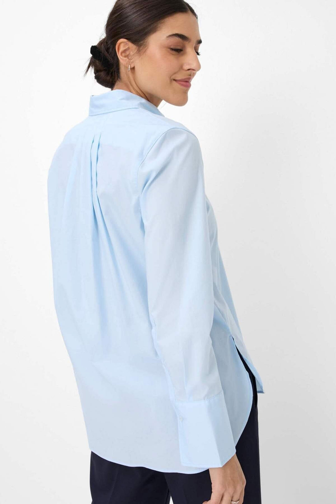Chemisier classique VIKI, élégance moderne, col boutonné, manches longues, silhouette évasée, couleur bleu ciel.