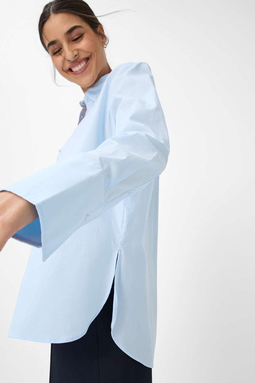 Chemisier classique VIKI bleu clair avec manches longues et fentes, ajoutant une élégance moderne à votre style.