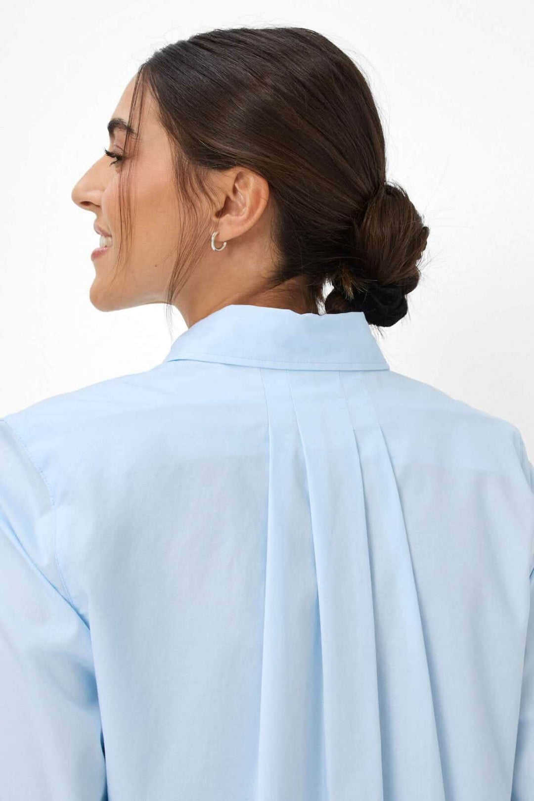 Vue arrière du chemisier classique VIKI, montrant le col et les plis élégants sur le dos.