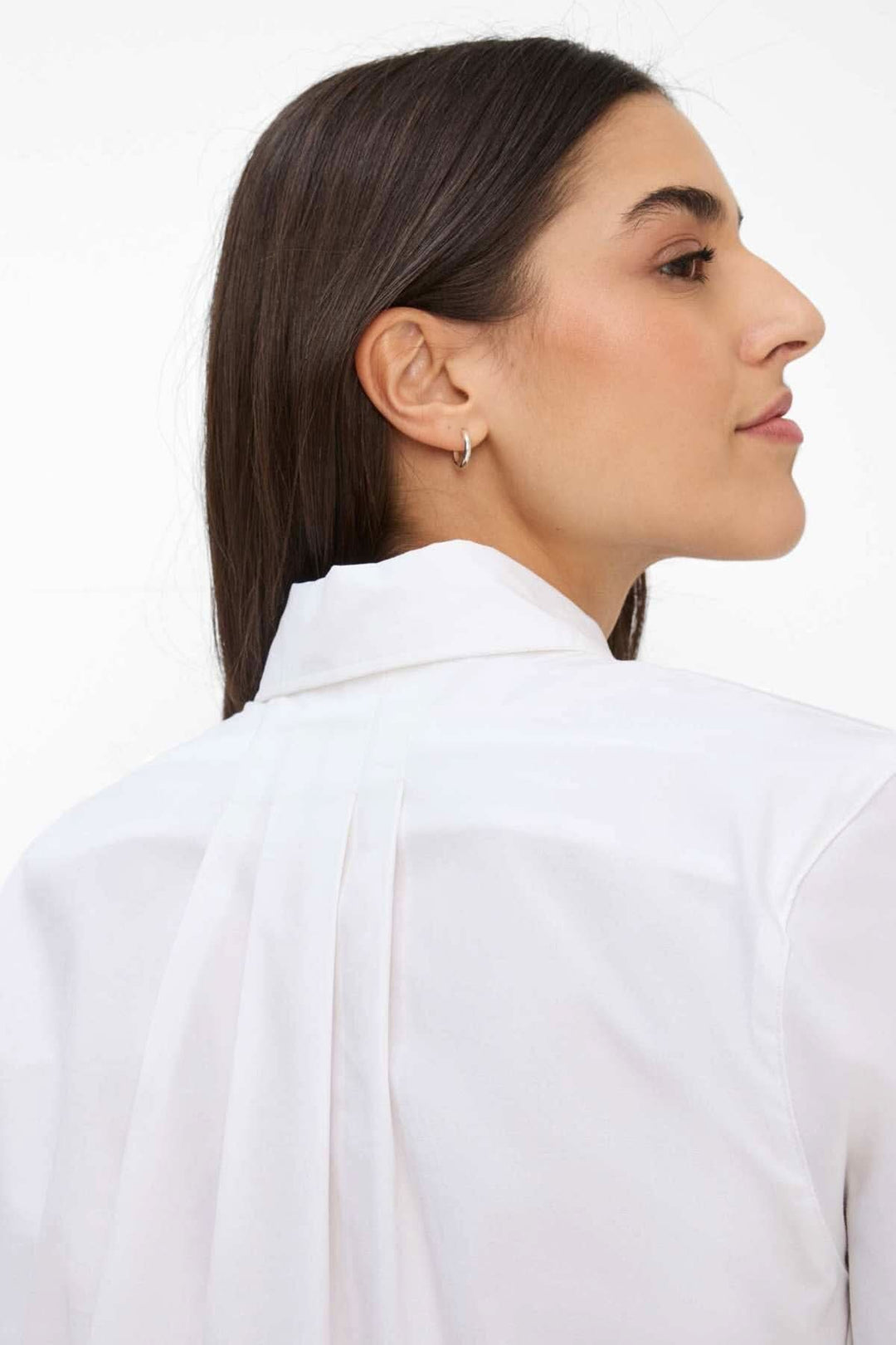 Vue arrière du chemisier classique VIKI avec plis élégants et col boutonné, mettant en valeur un style moderne.