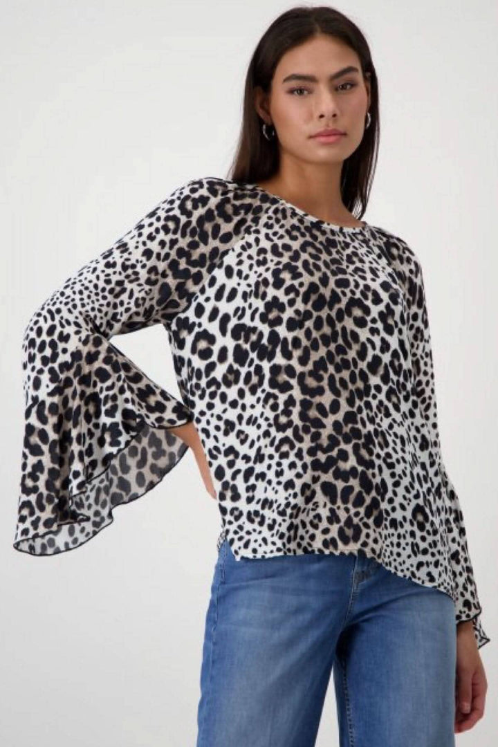 Chemisier imprimé léopard avec manches 7/8 raglan et volants, style décontracté.