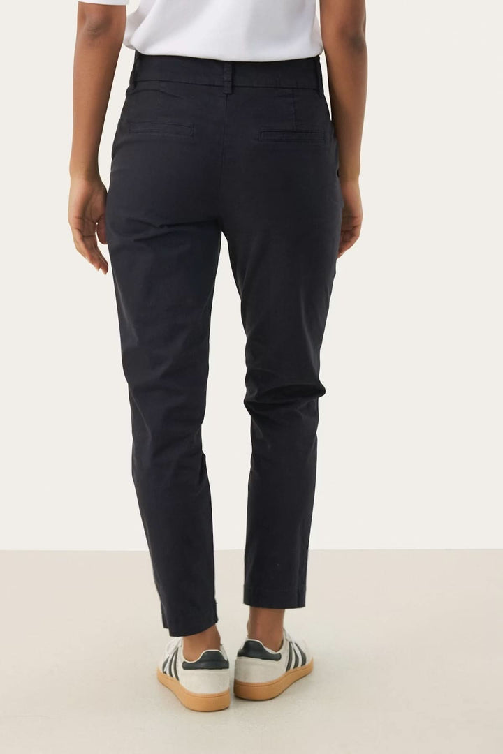 Chino à coupe droite noir avec longueur cheville et silhouette droite, offrant confort et élégance pour un look polyvalent en toute occasion.