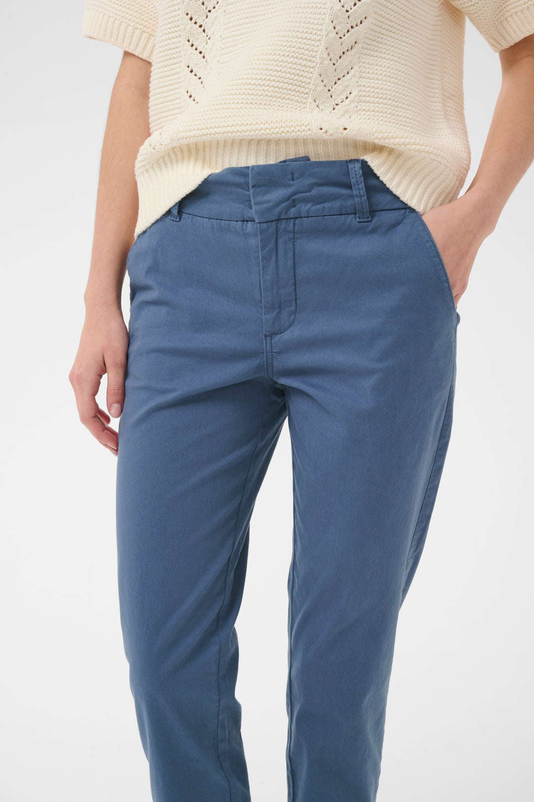 Chino à coupe droite en bleu pour un style moderne et confortable, idéal pour un look à la fois décontracté et élégant.