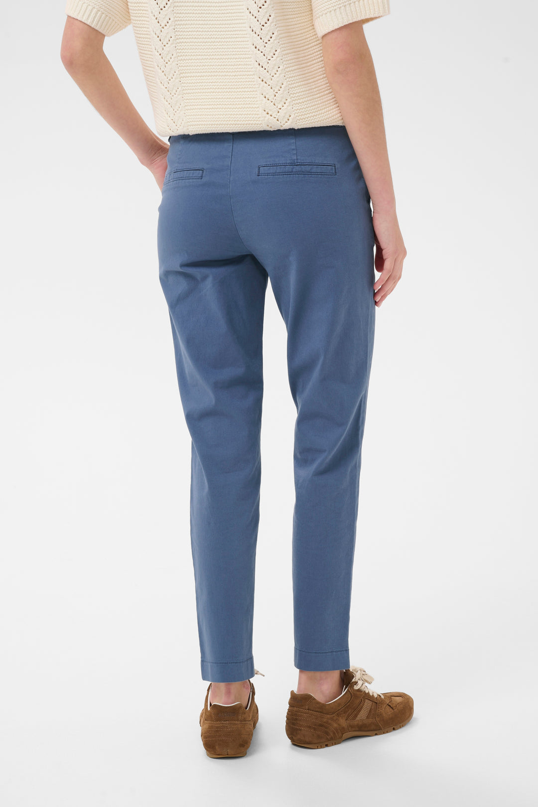 Chino à coupe droite bleu pour un style décontracté et élégant, avec longueur cheville et légère touche d&