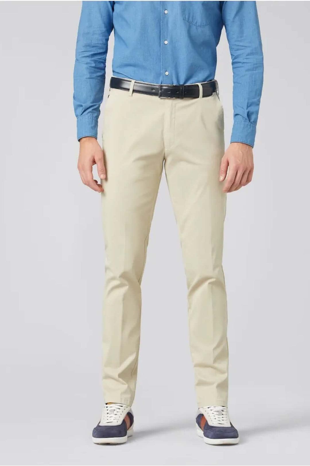 Pantalon Chino flex beige élégants, alliant confort et style, parfait pour tenues professionnelles et décontractées.