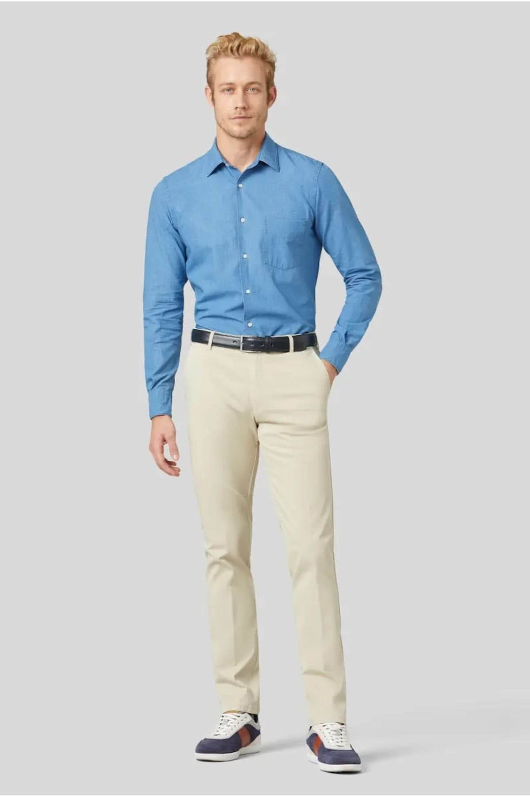 Homme en chemise bleu avec pantalon Chino flex crème, élégant et confortable pour toutes les occasions.
