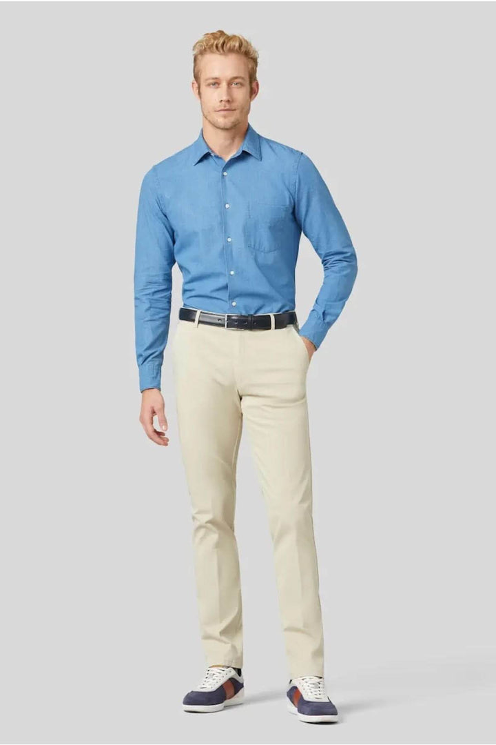 Homme en chemise bleu avec pantalon Chino flex crème, élégant et confortable pour toutes les occasions.