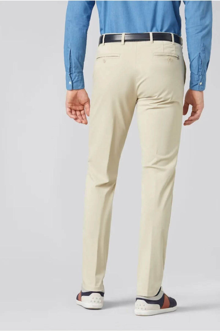 Pantalon Chino flex beige, coupe droite, avec ceinture, idéal pour tenue décontractée ou professionnelle.