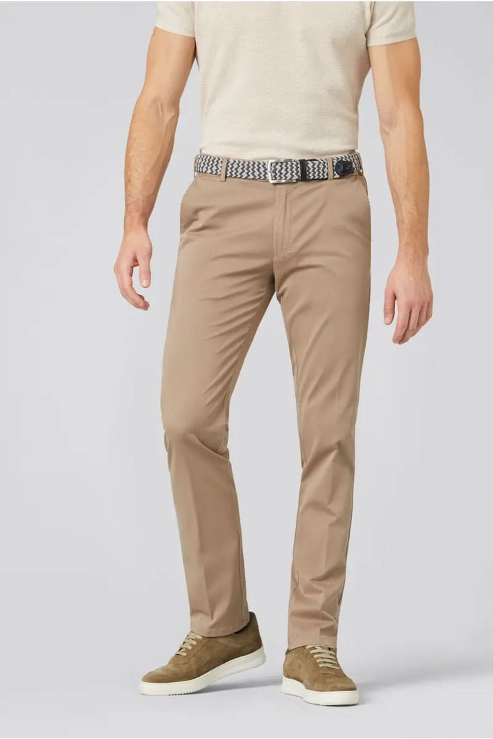 Pantalon Chino flex beige avec ceinture, style décontracté et élégant, idéal pour les looks professionnels et du week-end.