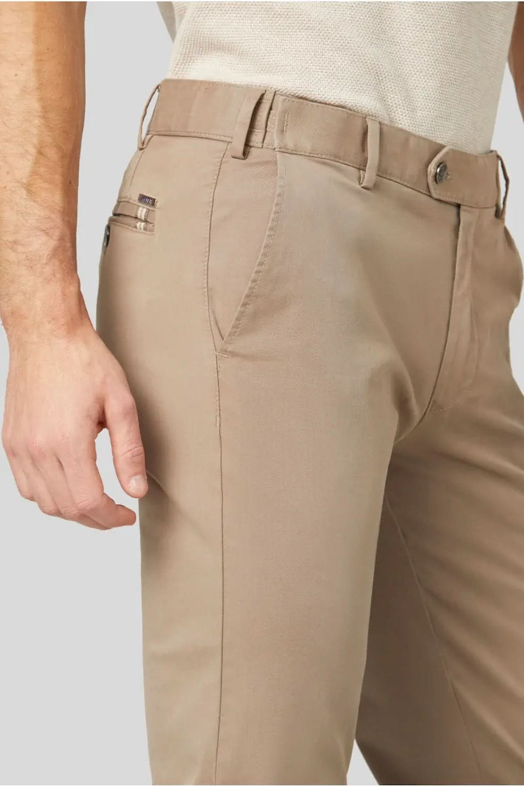 Pantalon chino flex beige avec coupe droite et taille élastique pour un confort optimal.