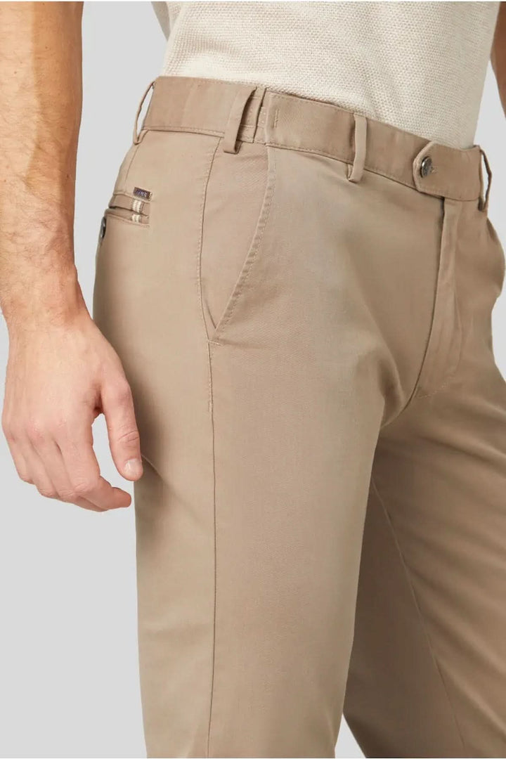 Pantalon chino flex beige avec coupe droite et taille élastique pour un confort optimal.