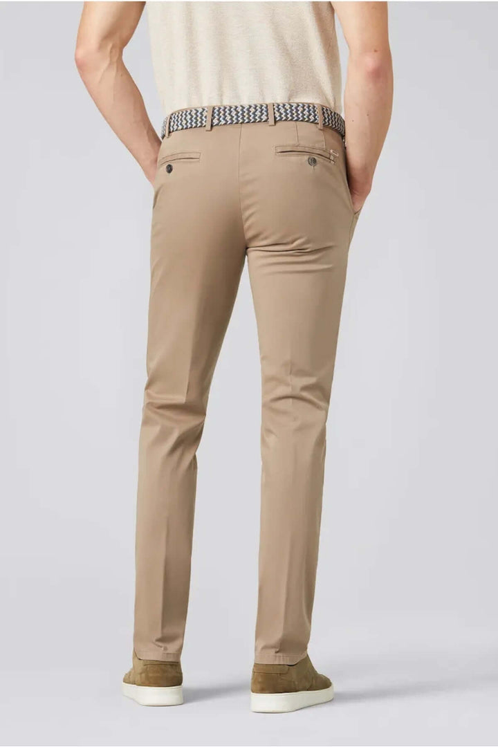Chino flex pantalon élégant, coupe droite, finition impeccable, tissu extensible, confort et style.