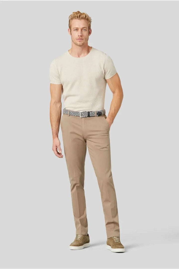 Homme portant un pantalon Chino flex beige et un t-shirt beige, style décontracté élégant.