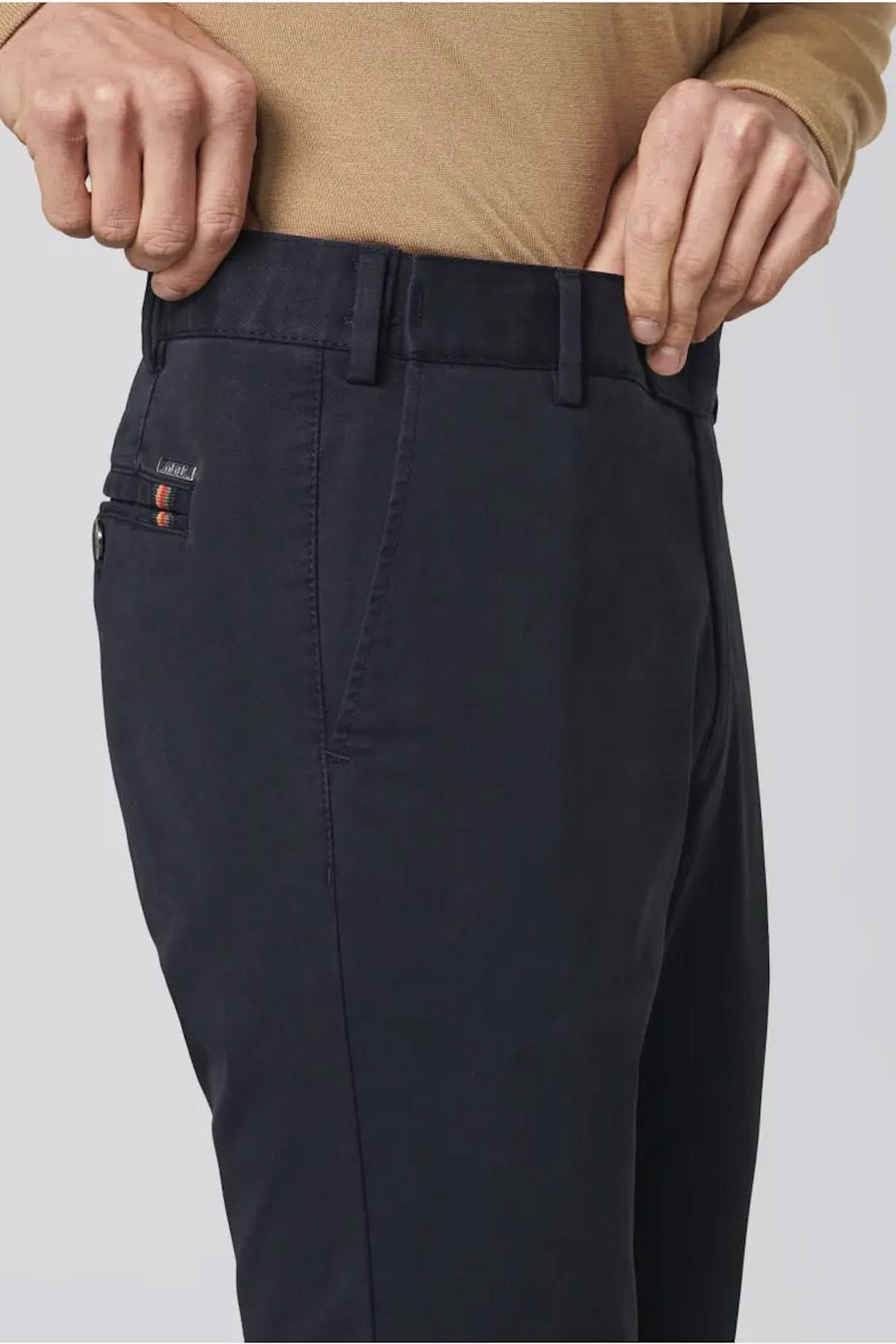 Pantalon Chino flex élégant avec taille élastique, coupe droite et finition impeccable, idéal pour le confort au quotidien.