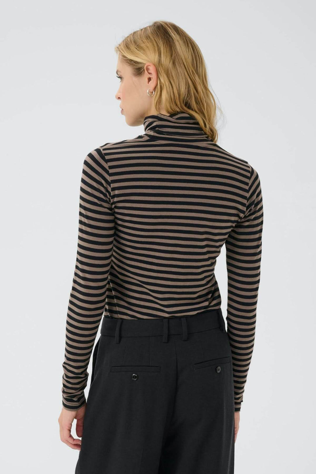 Femme portant le col roulé Efinas rayé avec manches longues, coupe ajustée, idéal pour un style élégant et polyvalent.