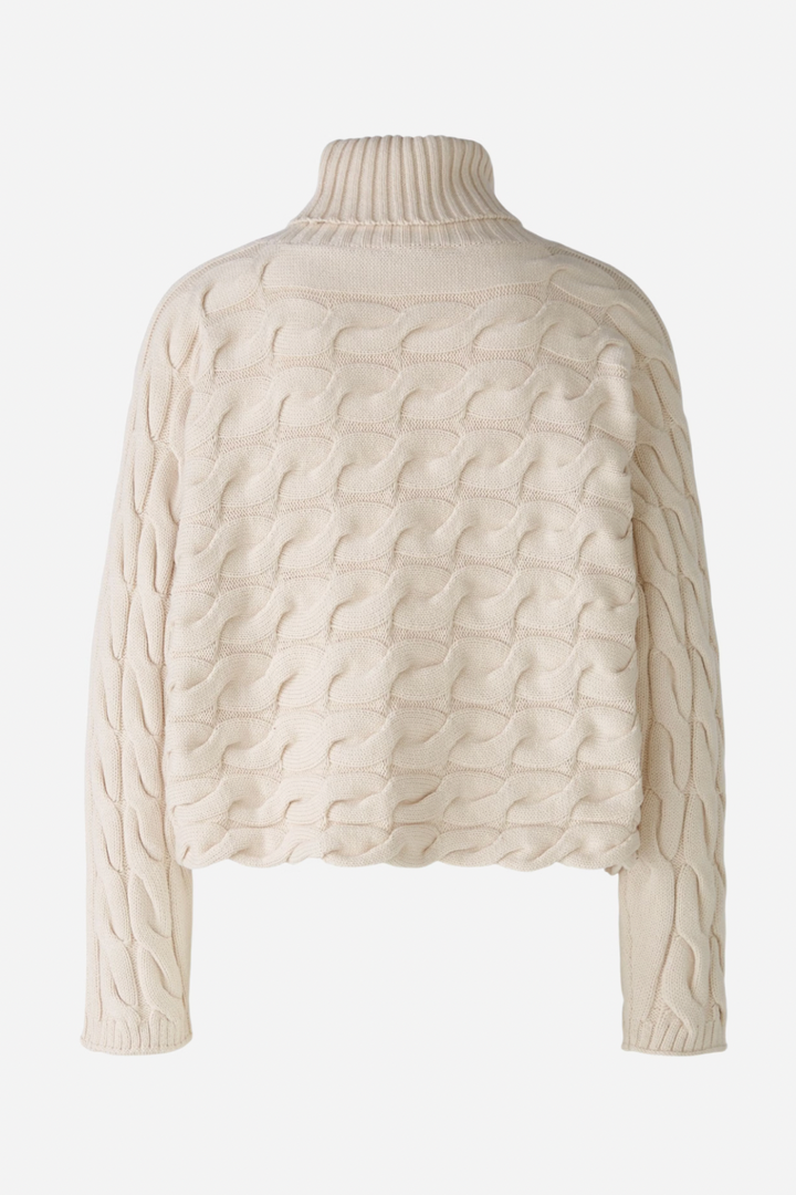 Col roulé en tricot torsadé beige avec col côtelé, parfait pour un look chic et confortable.