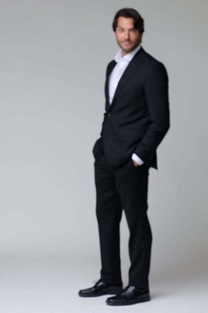 Homme portant un complet classique deux pièces, élégance et confort réunis.