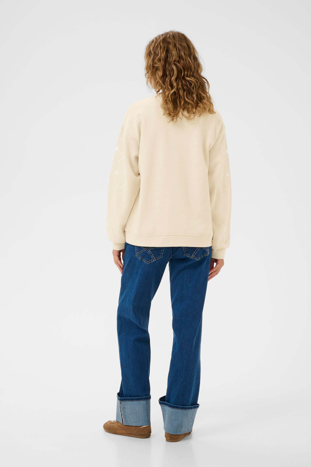 Vue arrière du Coton ouaté Daria avec motif floral, coupe droite, porté par une femme avec un jean, confort et style décontracté.