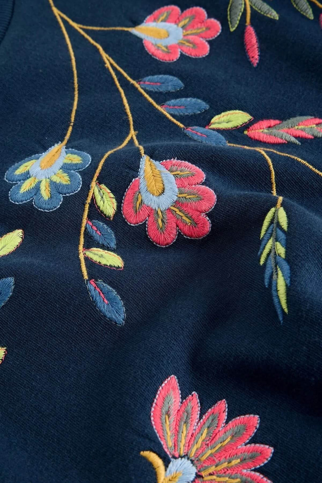 Détail floral de coton ouaté à broderie florale moderne et confortable.