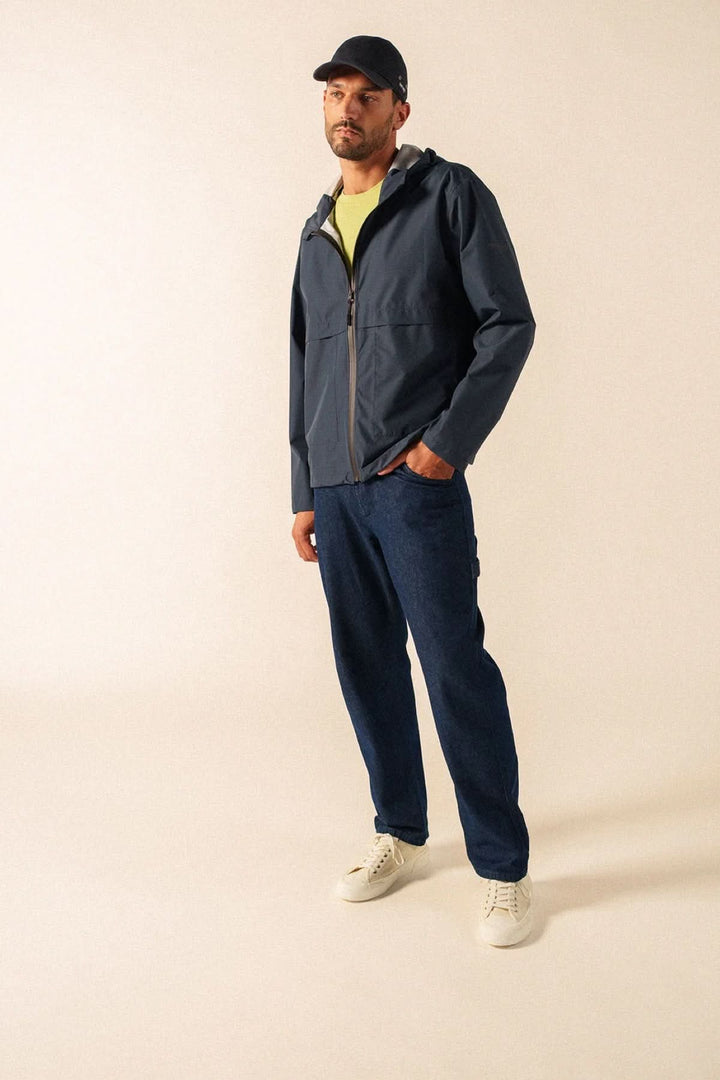 Homme portant un coupe-vent léger à fermeture zippée avec col montant, look décontracté et moderne.