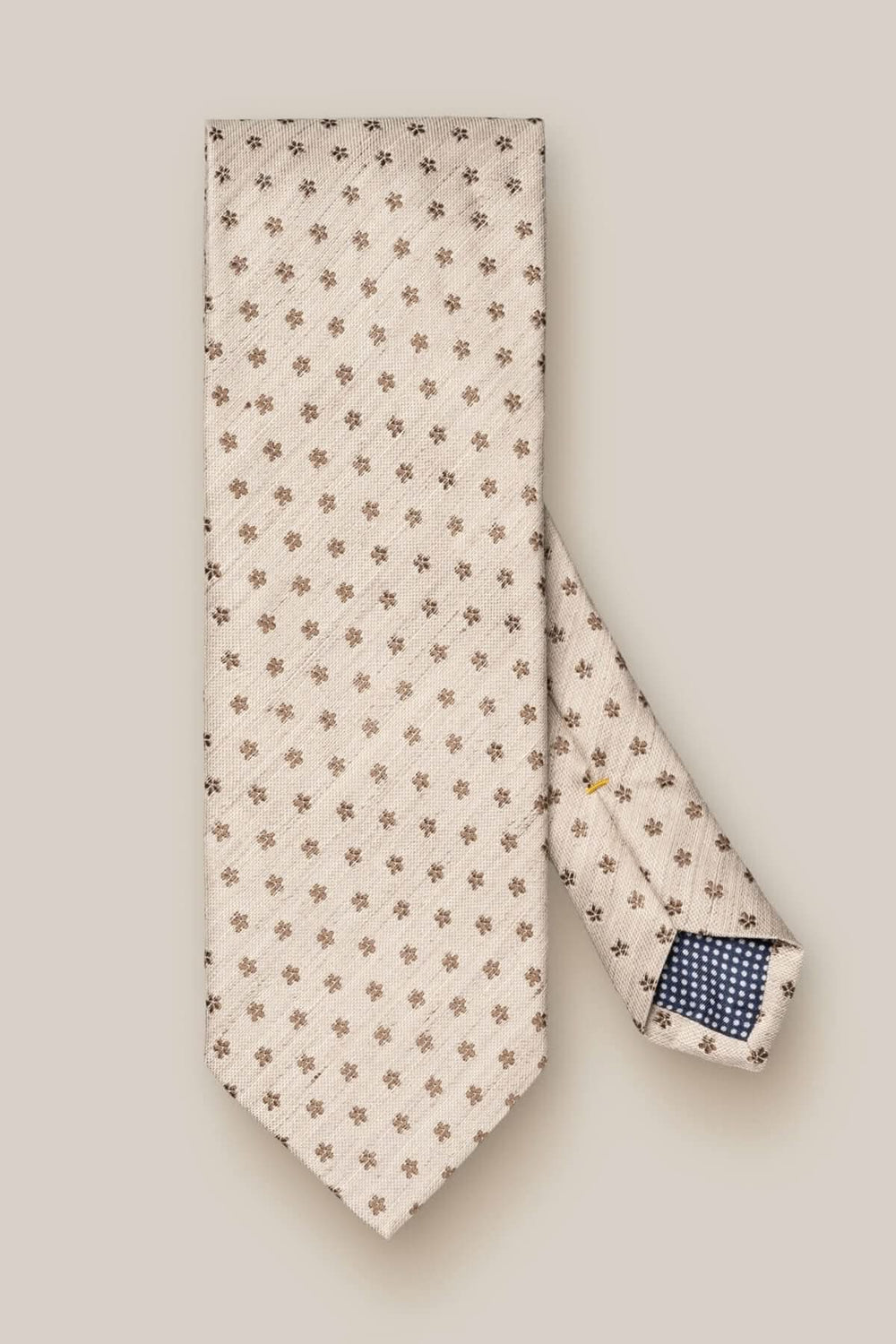 Cravate en lin et soie beige clair avec motif floral brun, parfaite pour les occasions habillées.