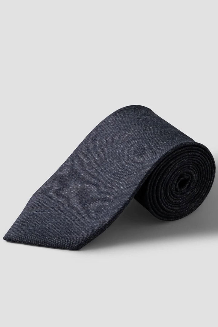 Cravate en lin et soie tissés en une seule pièce avec texture tissée raffinée, élégante et polyvalente idéale pour tenues formelles ou modernes.
