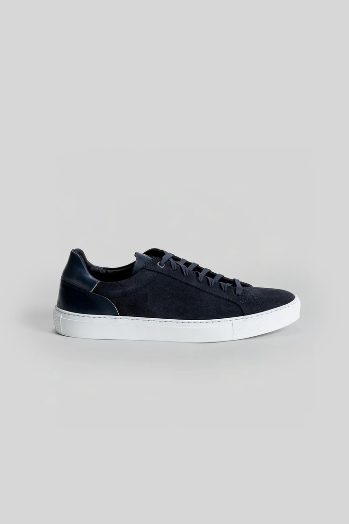 Espadrille Huberto en suede, chaussure moderne et raffinée avec semelle cupsole cousue, confectionnée en Italie pour un confort supérieur.