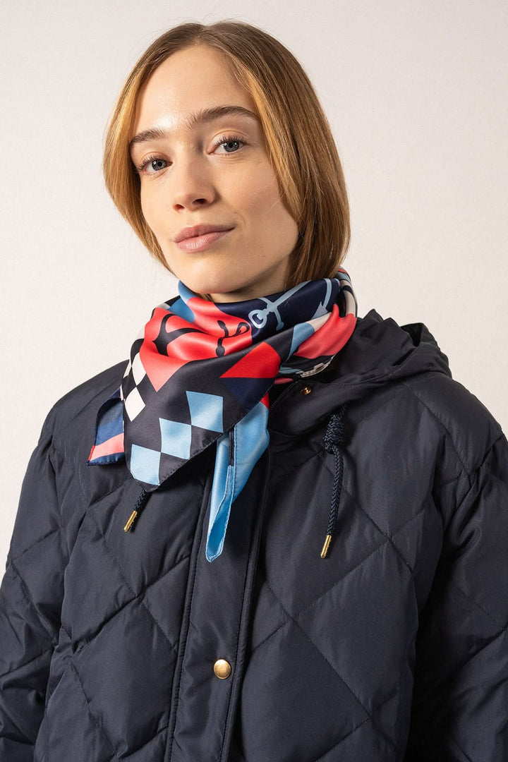 Foulard Carré Fond Marin porté par un modèle, style nautique, dimensions 90x90 cm, couleur vive et design élégant.