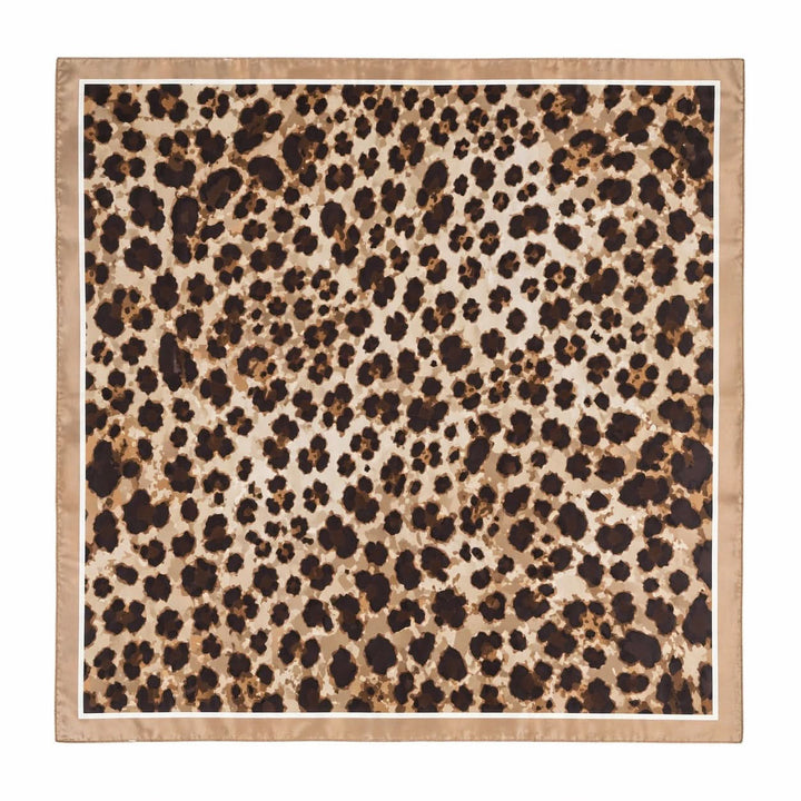 Foulard carré imprimé léopard avec motif audacieux, finition bordure contrastante, tissu léger et fluide, format 70 x 70 cm.