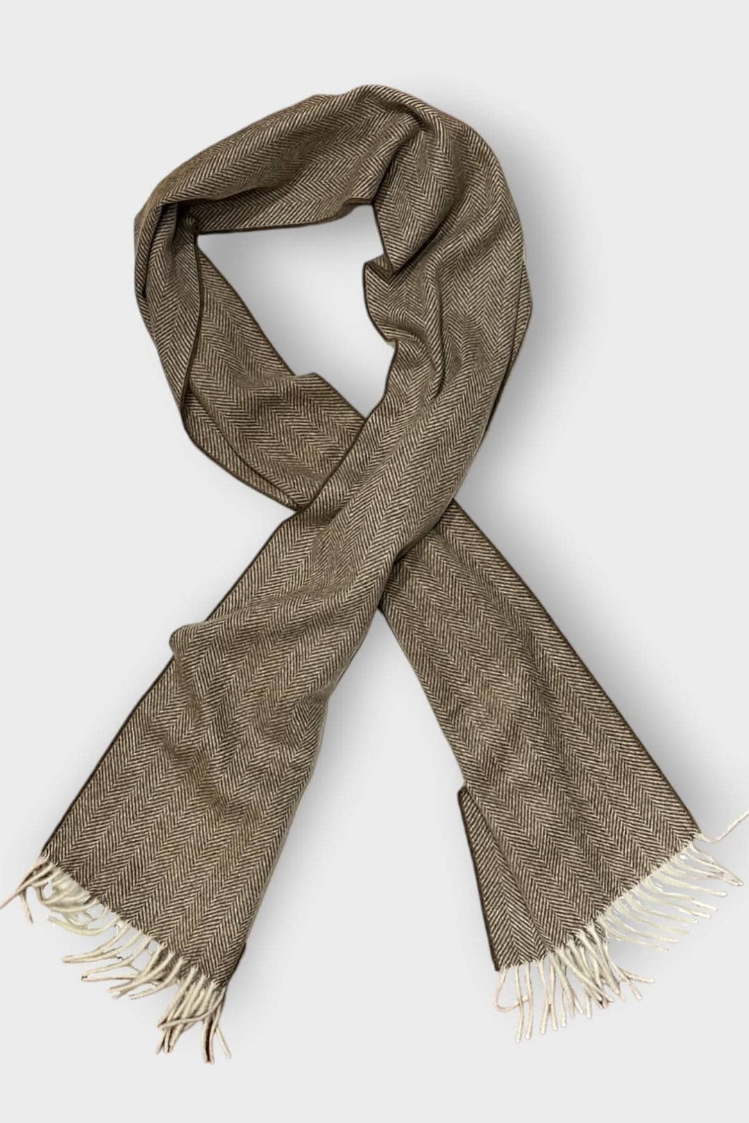 Foulard de cachemire à chevrons marron, élégant et raffiné, idéal pour une touche sophistiquée.