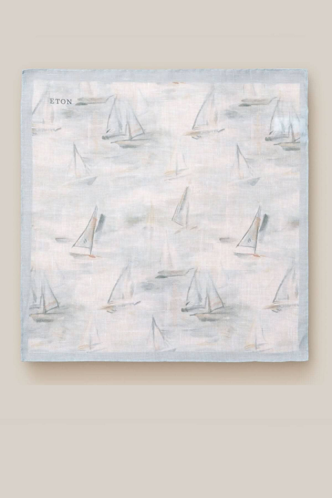 Foulard de poche en lin avec motif de voiliers en teinte bleutée, élégance nautique et texture légère.