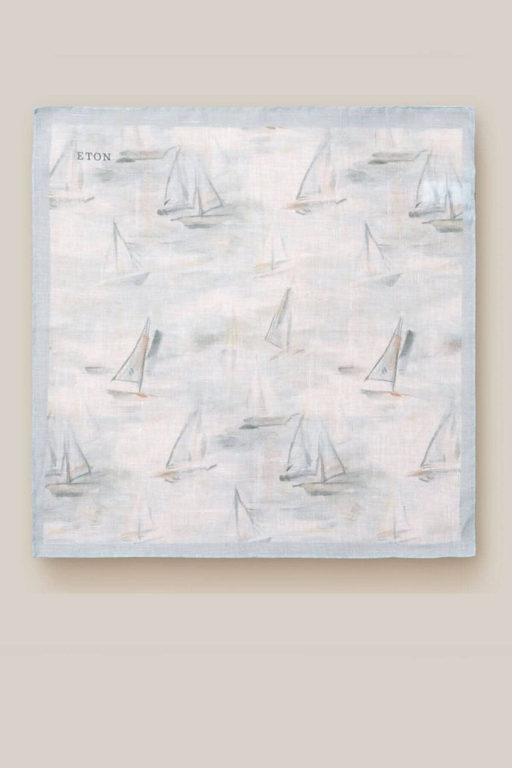 Foulard de poche en lin avec motif de voiliers en teinte bleutée, élégance nautique et texture légère.