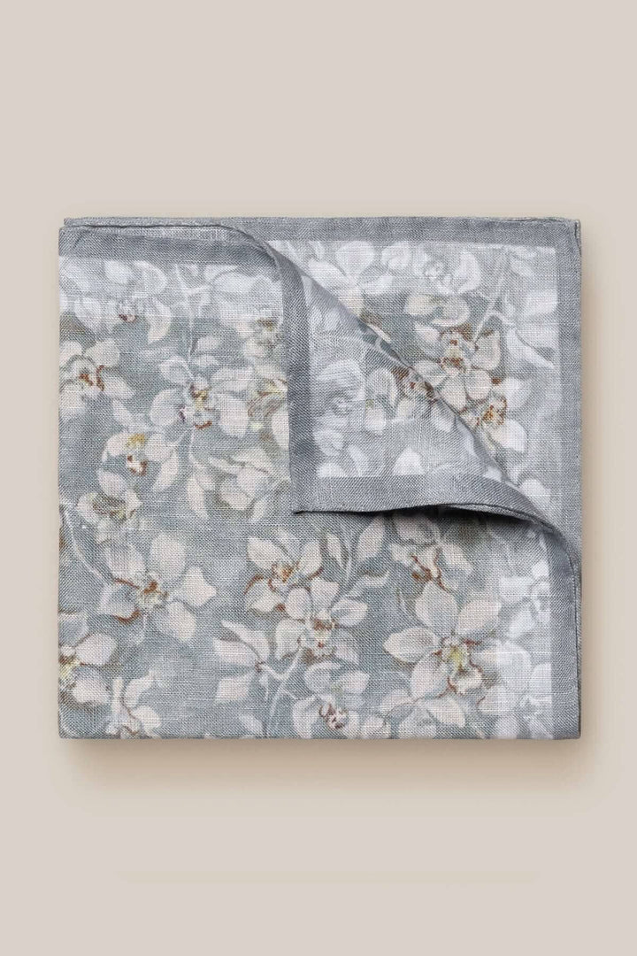 Foulard de poche fleuri en lin grise, léger, élégant et sophistiqué, avec un imprimé floral délicat.