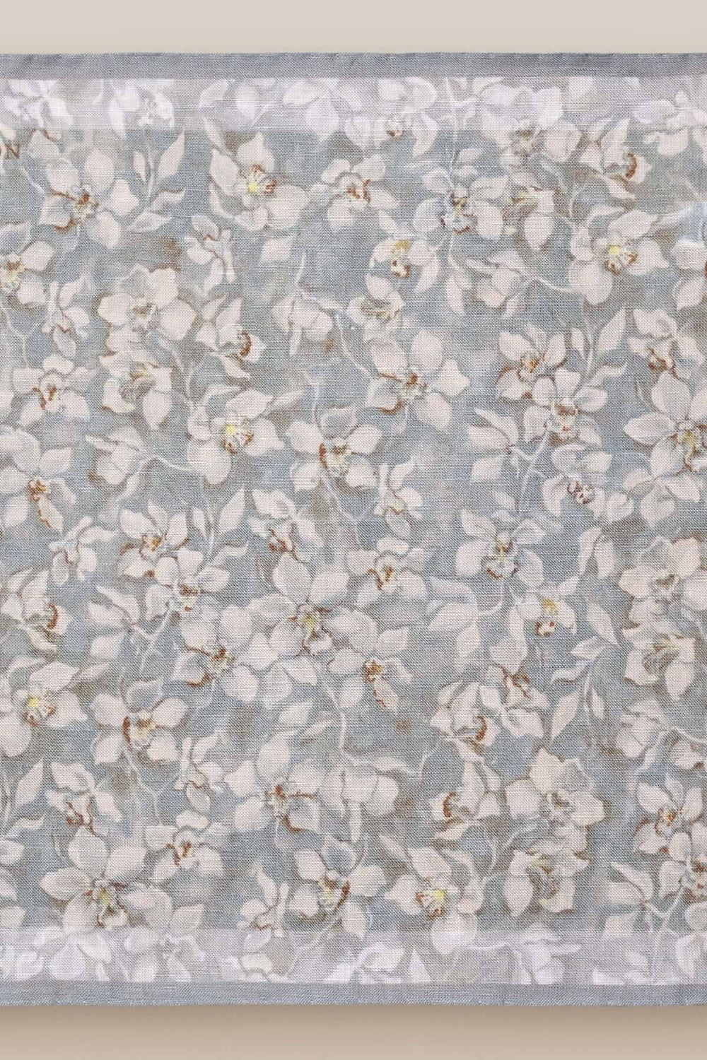 Foulard de poche fleuri en lin gris avec un motif élégant et délicat de fleurs blanches.
