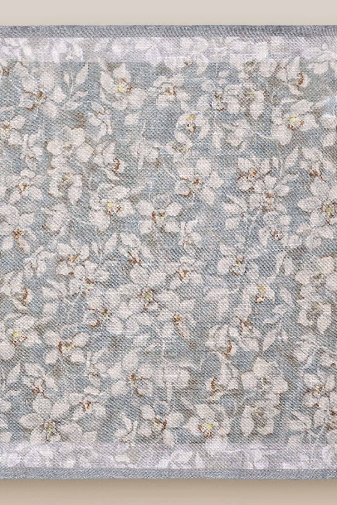 Foulard de poche fleuri en lin gris avec un motif élégant et délicat de fleurs blanches.