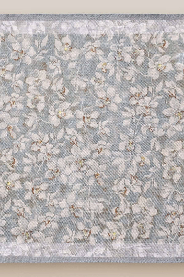 Foulard de poche fleuri en lin gris avec un motif élégant et délicat de fleurs blanches.