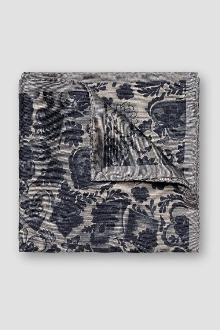 Foulard de poche à motif floral en soie grise avec finition roulottée à la main et texture soyeuse pour un style élégant et raffiné.