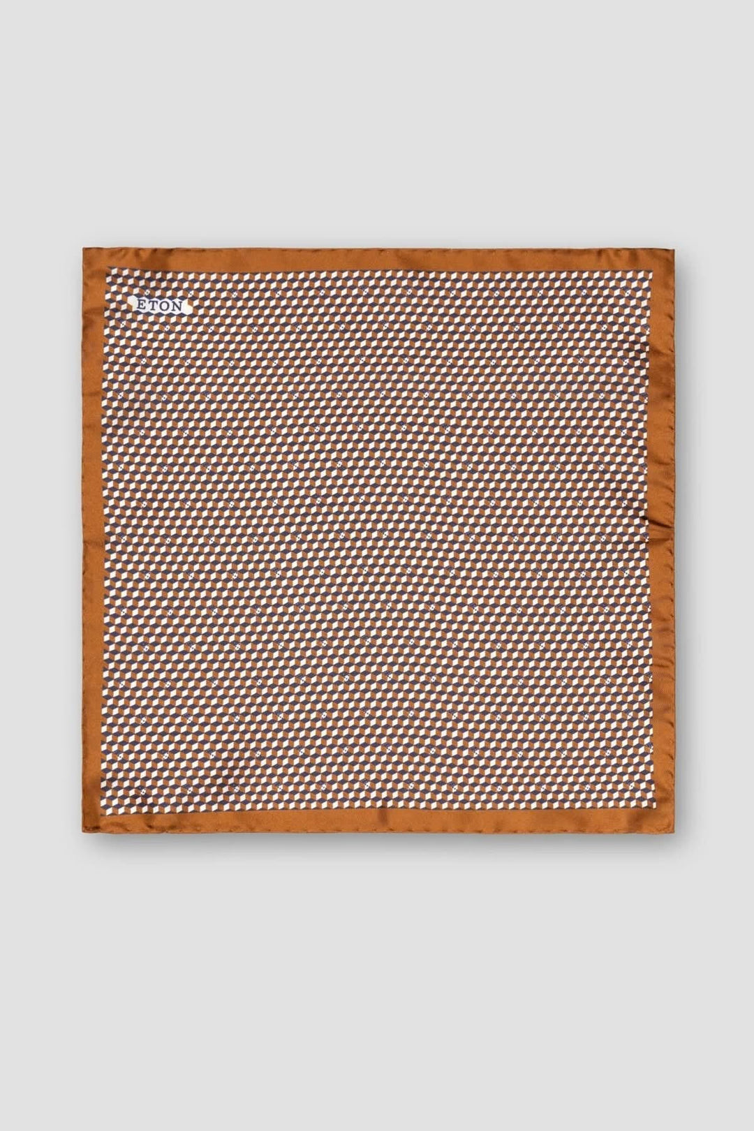 Foulard de poche géométrique en brun et blanc avec une finition élégante, idéal pour accessoiriser un costume.