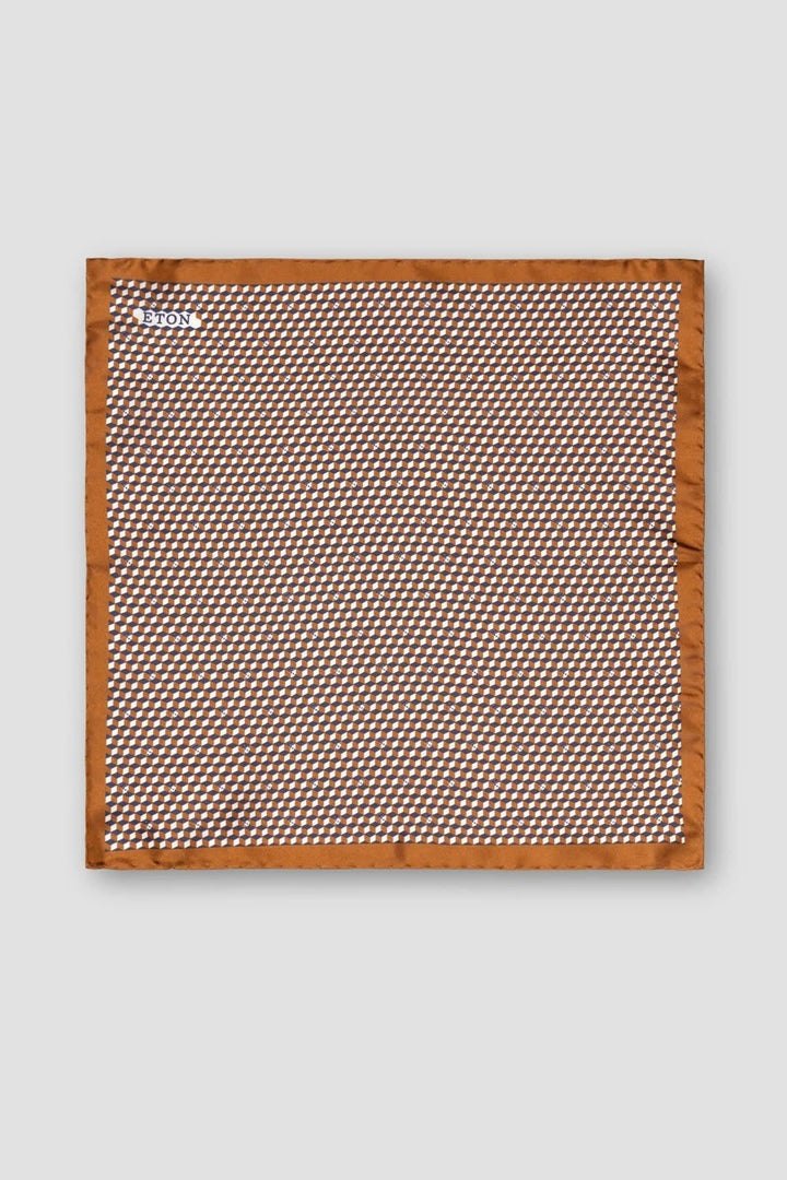 Foulard de poche géométrique en brun et blanc avec une finition élégante, idéal pour accessoiriser un costume.