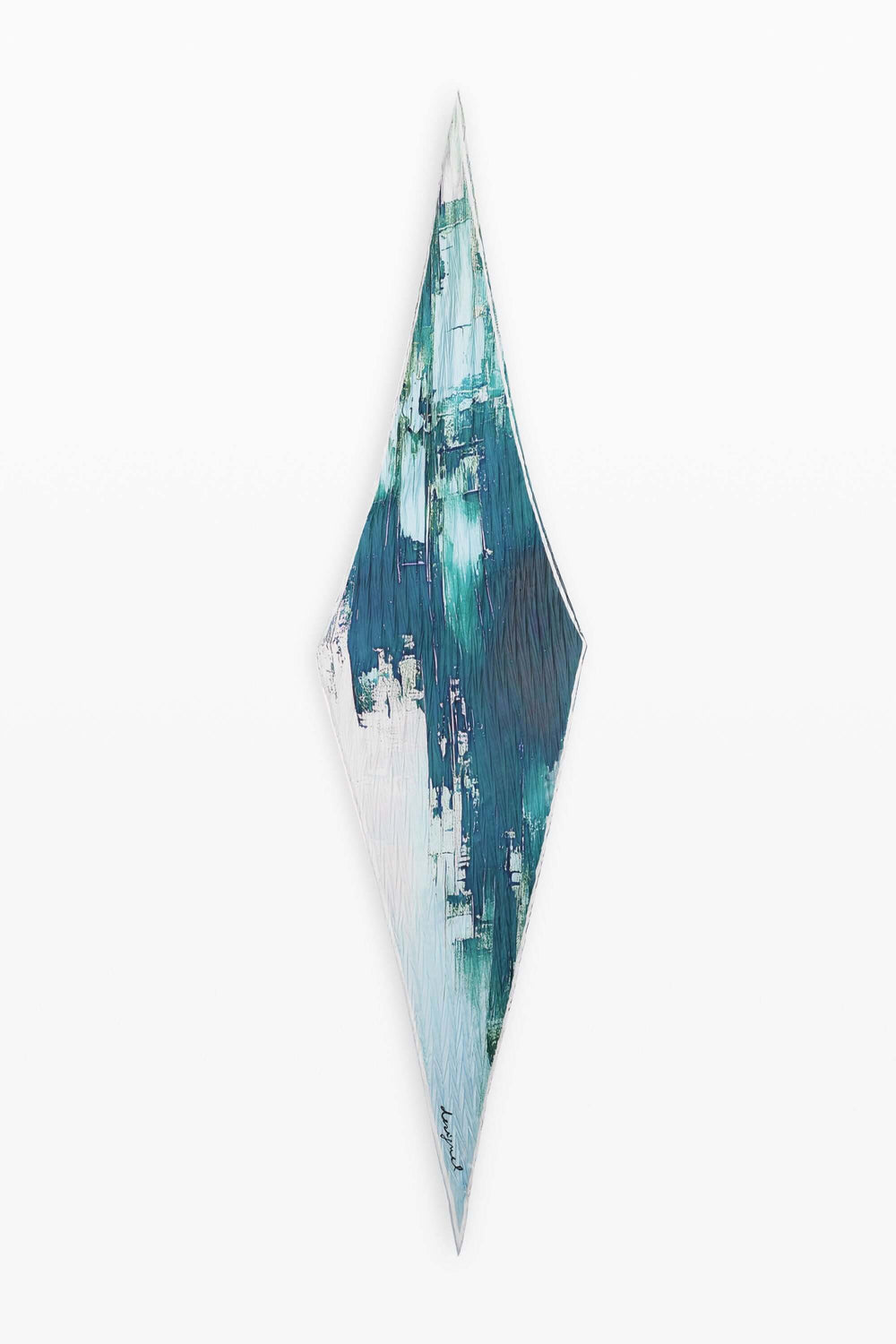 Foulard diamant en losange avec motif artistique abstrait bleu et blanc, matière légère pour un style contemporain et élégant.