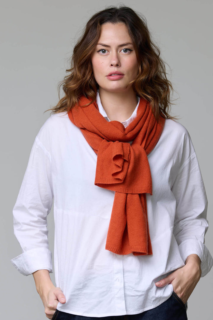 "Foulard en laine en mélange laine-cachemire, doux et raffiné, porté par une femme avec chemise blanche, style automnal"