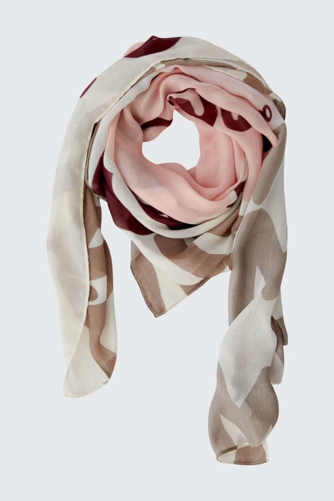 Foulard en voile léger carré avec imprimé artistique multicolore, texture fluide pour port élégant autour du cou, sac ou cheveux.