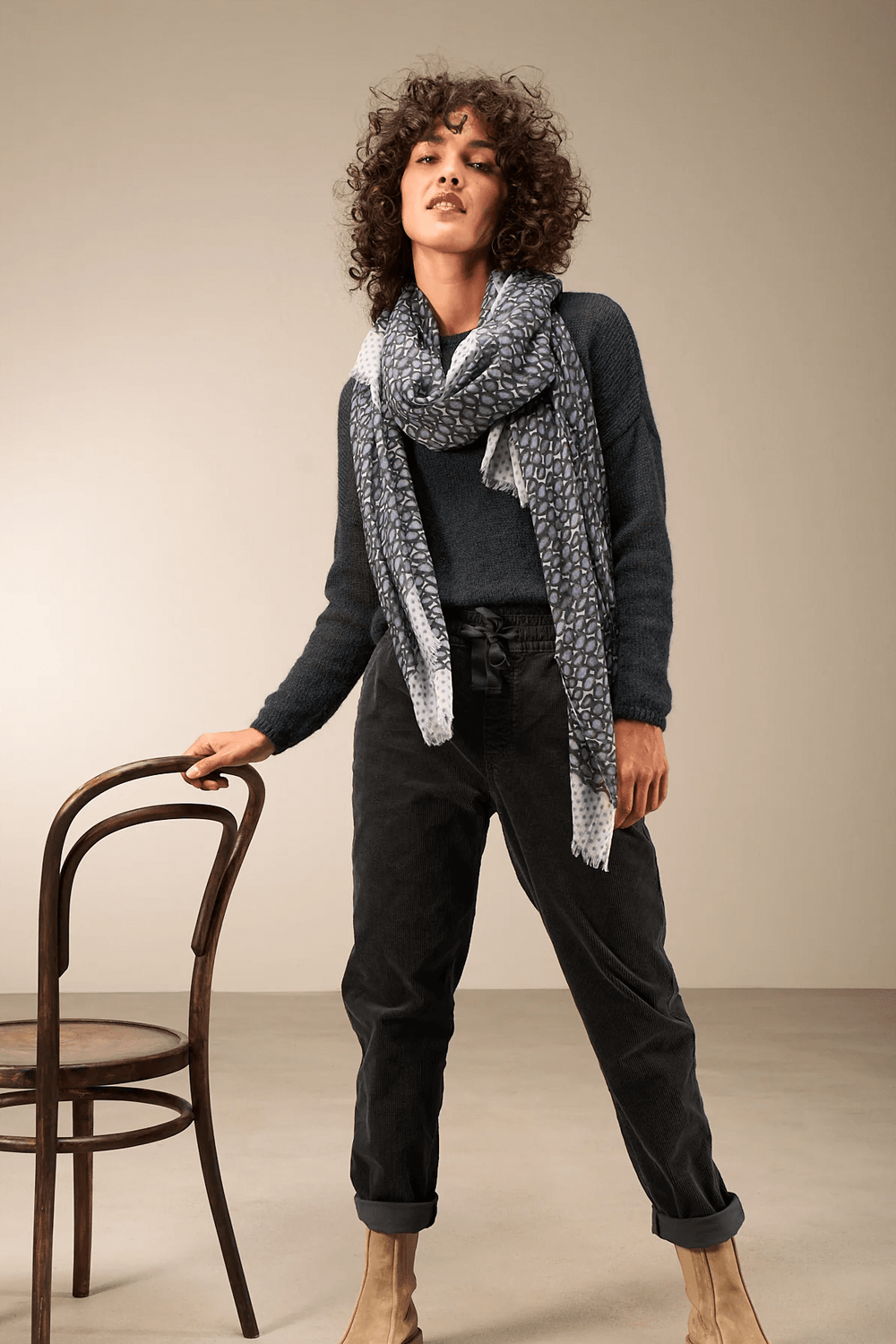 Foulard imprimé élégant sur mannequin, ajouté style avec chandail uni, texture douce et format polyvalent, pour tenue sophistiquée.