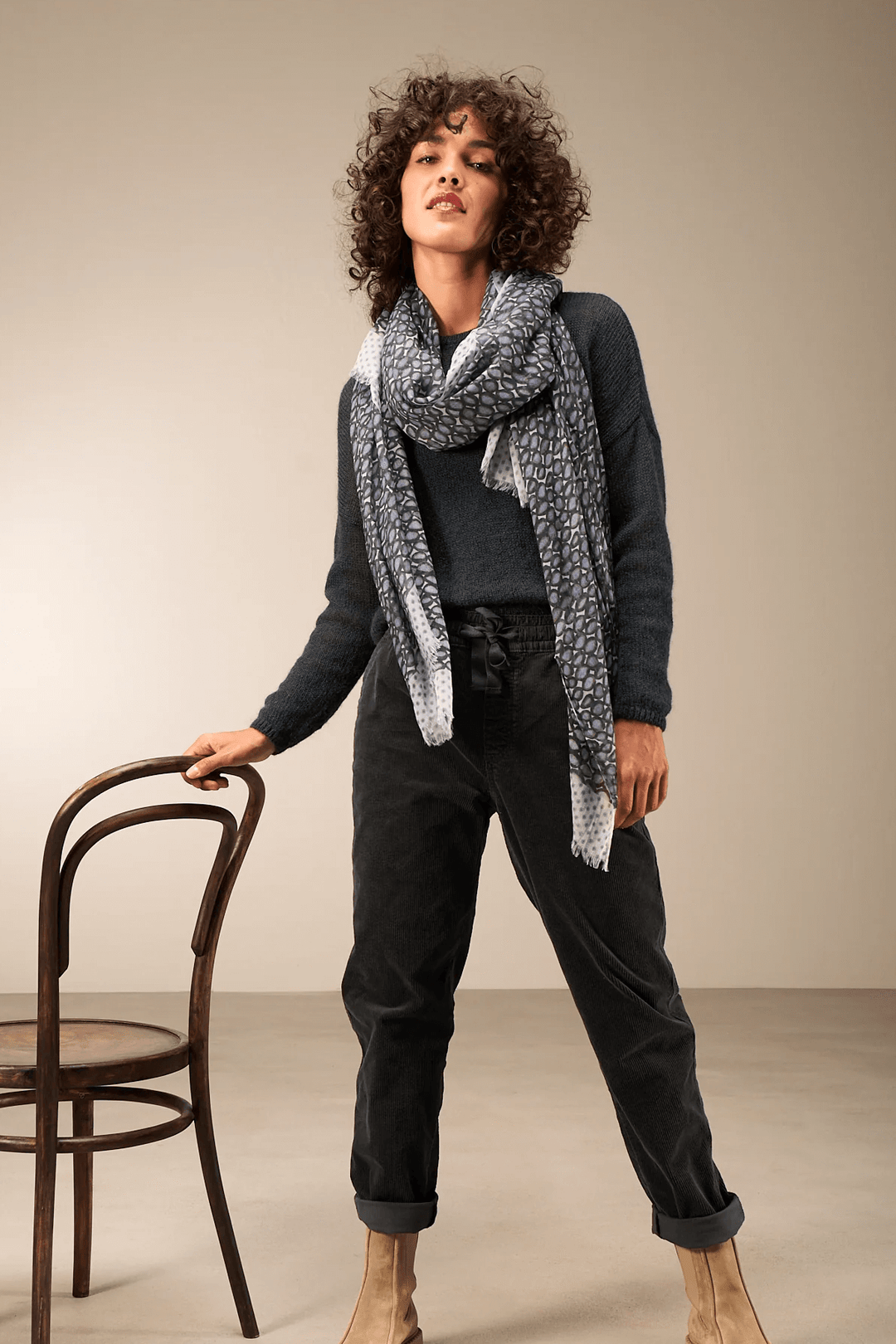 Foulard imprimé élégant sur mannequin, ajouté style avec chandail uni, texture douce et format polyvalent, pour tenue sophistiquée.