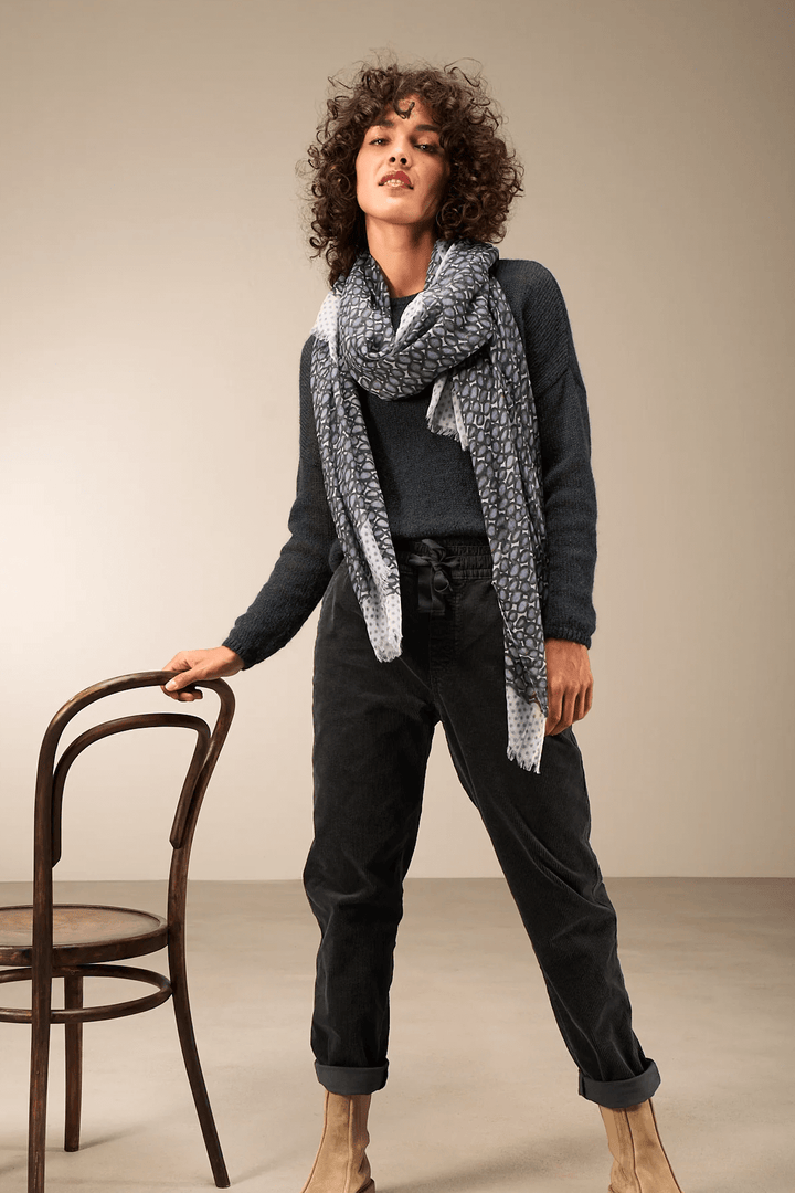 Foulard imprimé élégant sur mannequin, ajouté style avec chandail uni, texture douce et format polyvalent, pour tenue sophistiquée.