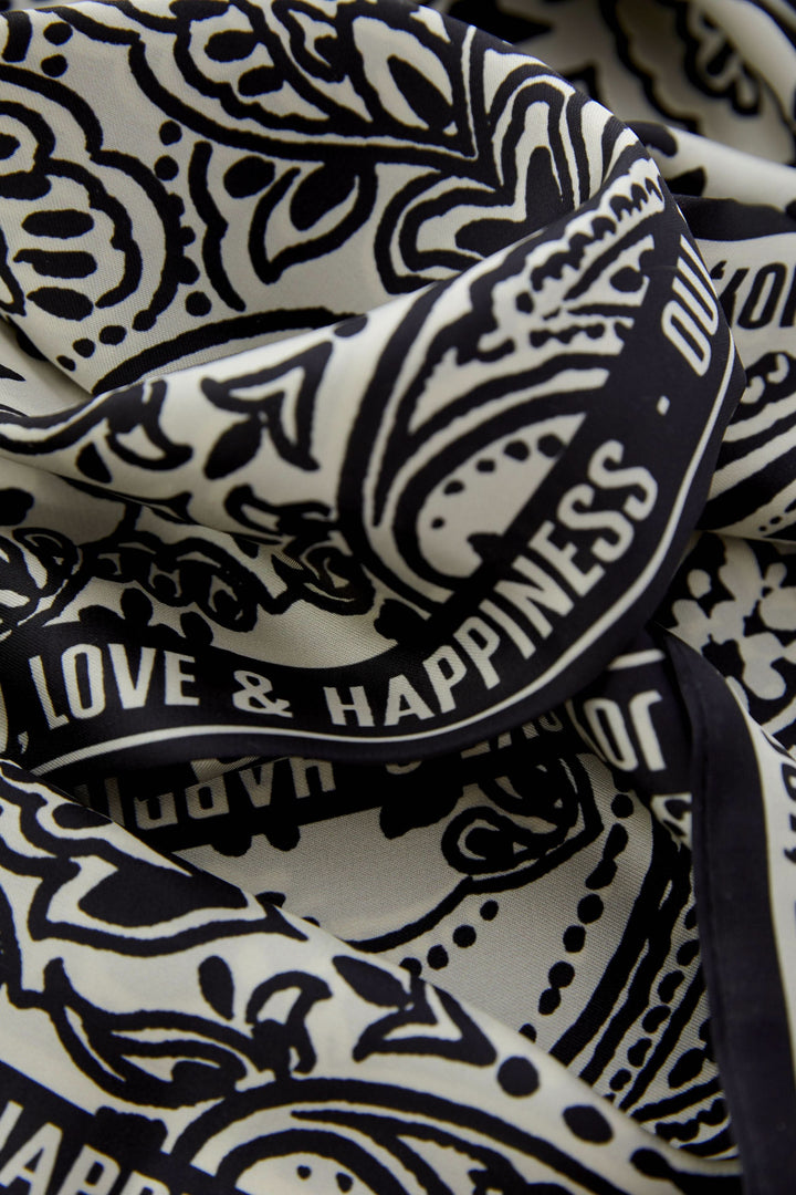 Foulard imprimé graphique avec texte "Love &amp; Happiness" sur tissu fluide en noir et blanc, ajout élégant et polyvalent aux tenues.