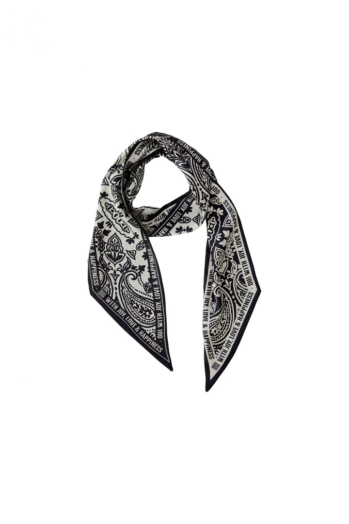 Foulard imprimé graphique élégant et polyvalent, idéal pour rehausser toute tenue. Léger, fluide, à porter autour du cou ou dans les cheveux.